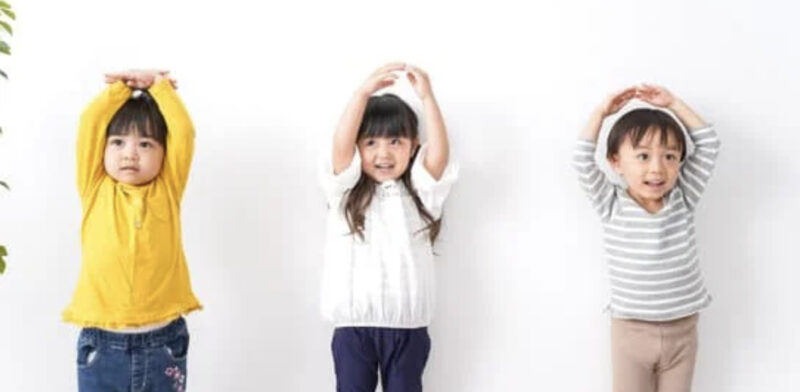 子供たちが丸を作っているところ